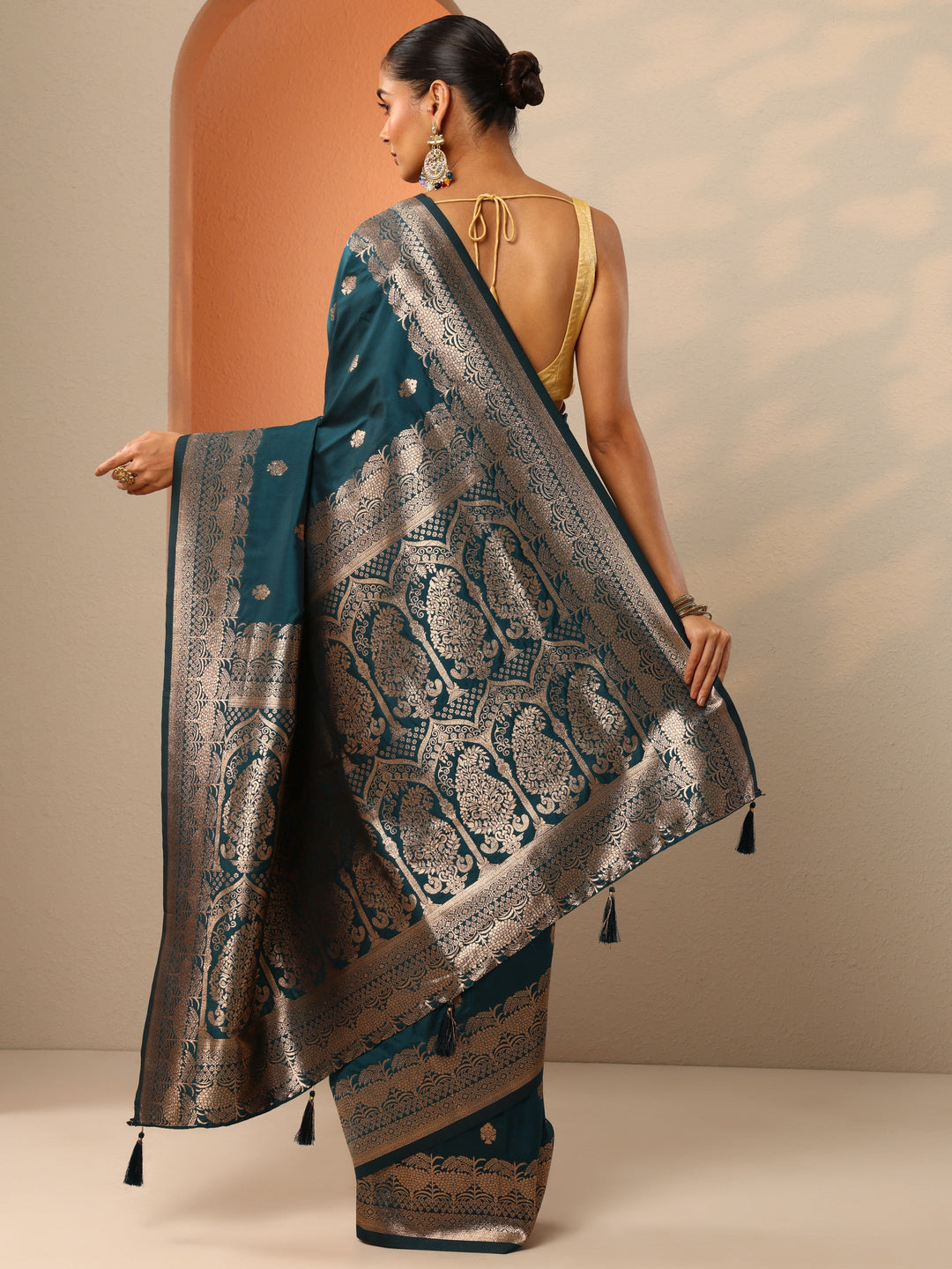 Green Woven Design Banarasi Silk Blend Saree With Unstitched Blouse Piece