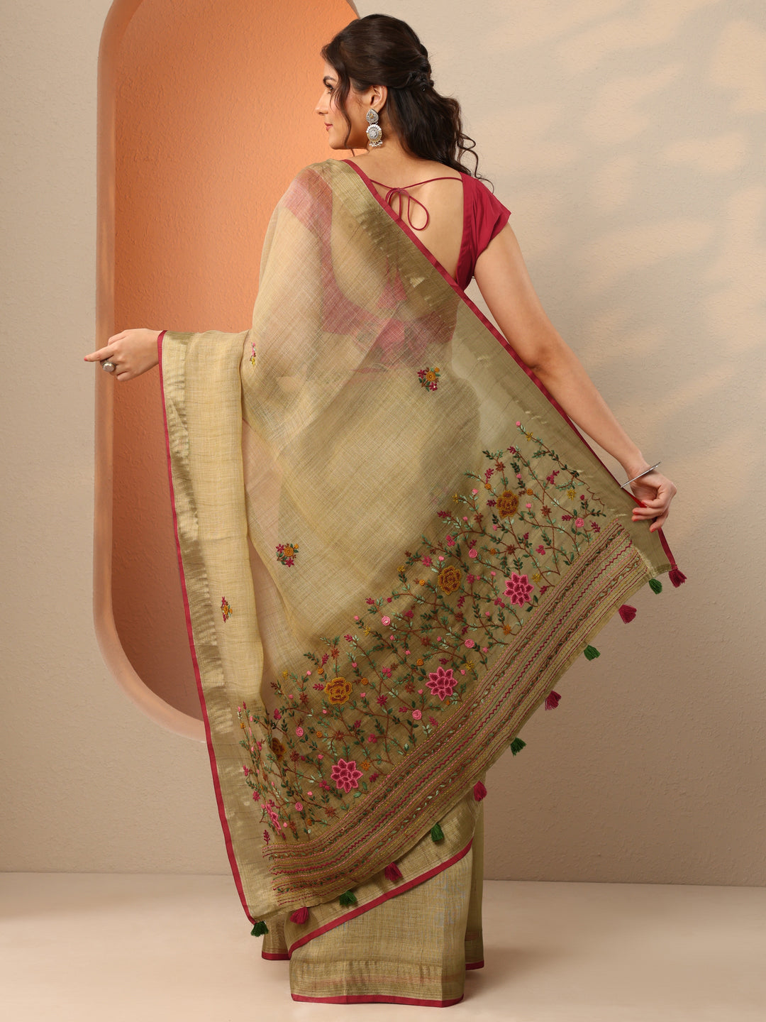Green Embroidered Silk Blend Saree With Unstitched Blouse Piece