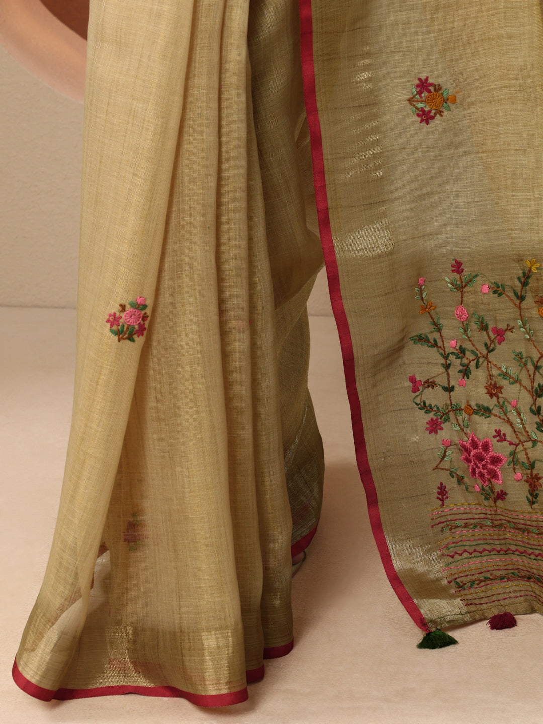Green Embroidered Silk Blend Saree With Unstitched Blouse Piece