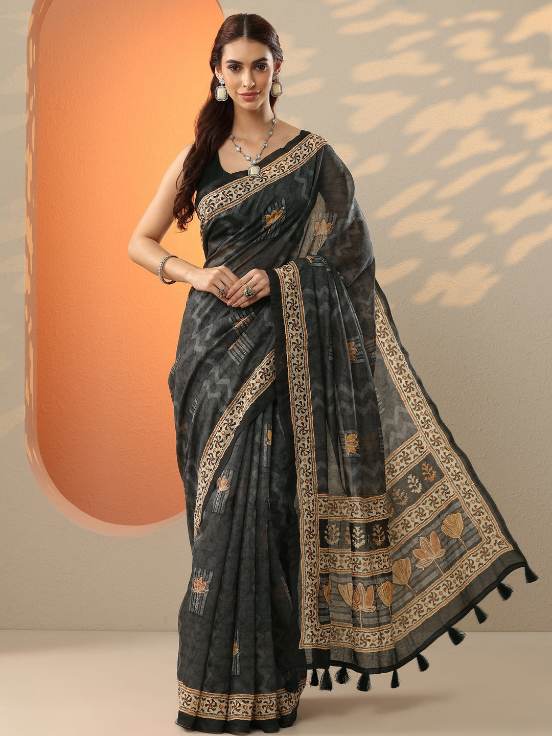 Black Printed Silk Blend Saree With Unstitched Blouse Piece