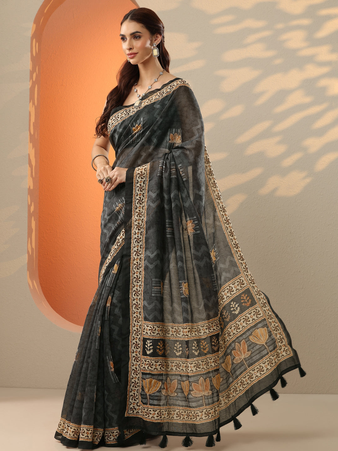 Black Printed Silk Blend Saree With Unstitched Blouse Piece