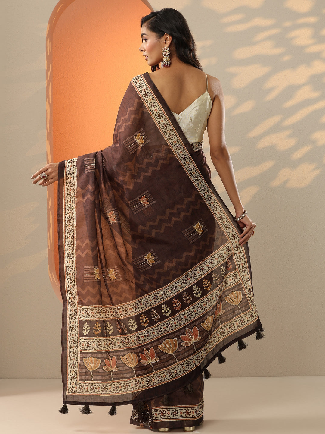 Brown Printed Silk Blend Saree With Unstitched Blouse Piece