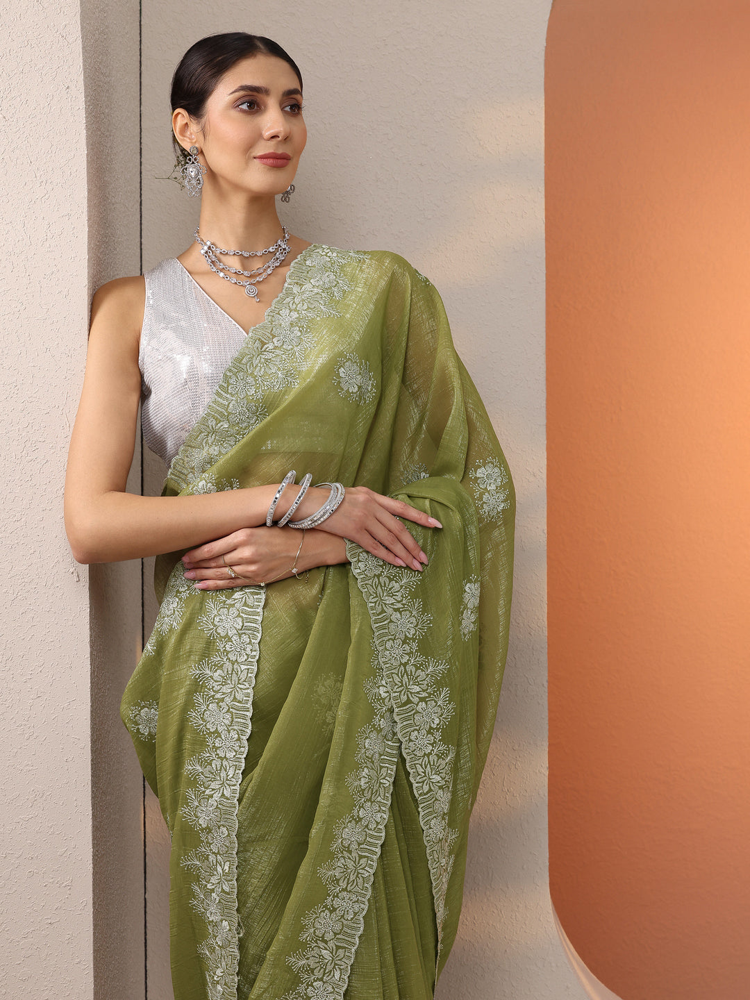 Green Embroidered Organza Saree With Unstitched Blouse Piece