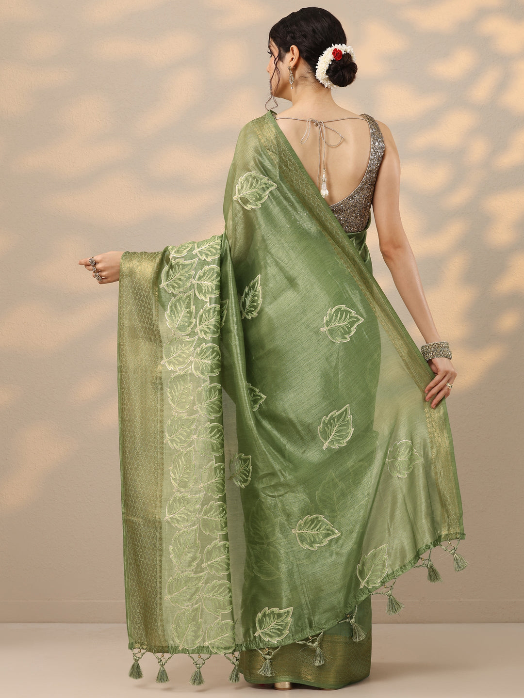 Green Embroidered Silk Blend Saree With Unstitched Blouse Piece