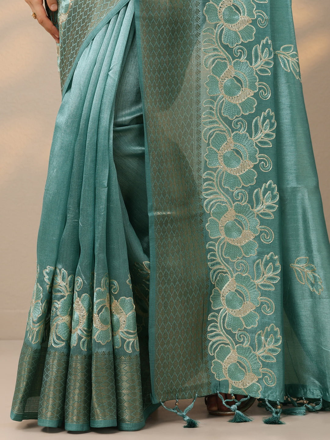 Blue Embroidered Silk Blend Saree With Unstitched Blouse Piece