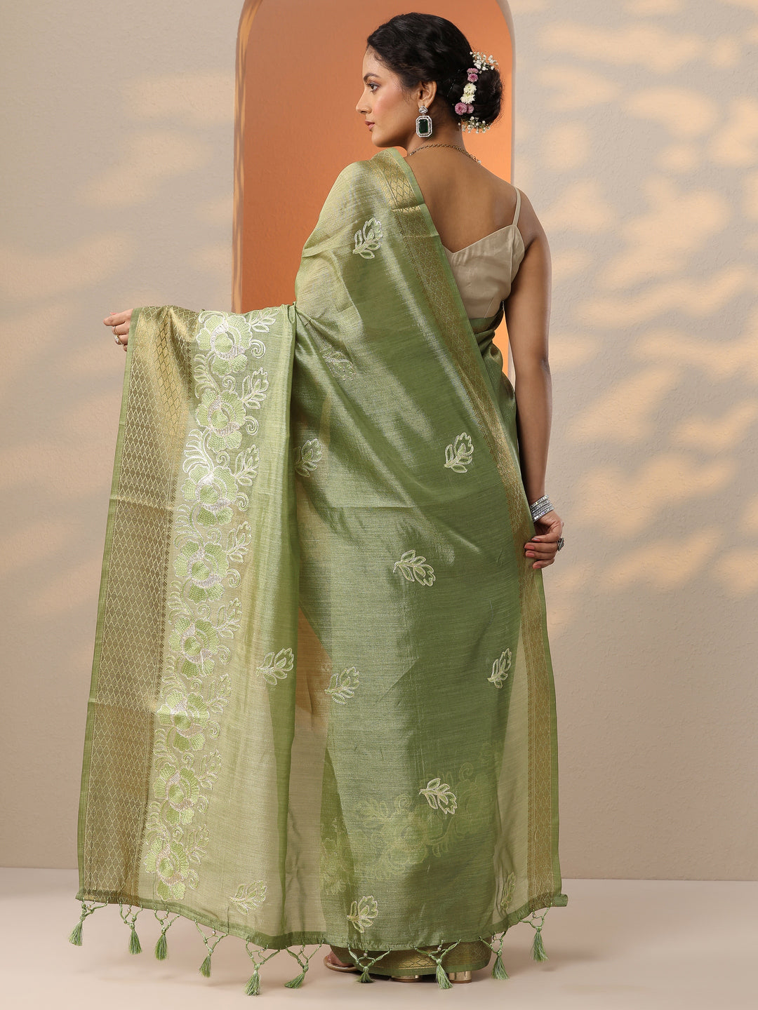 Green Embroidered Silk Blend Saree With Unstitched Blouse Piece