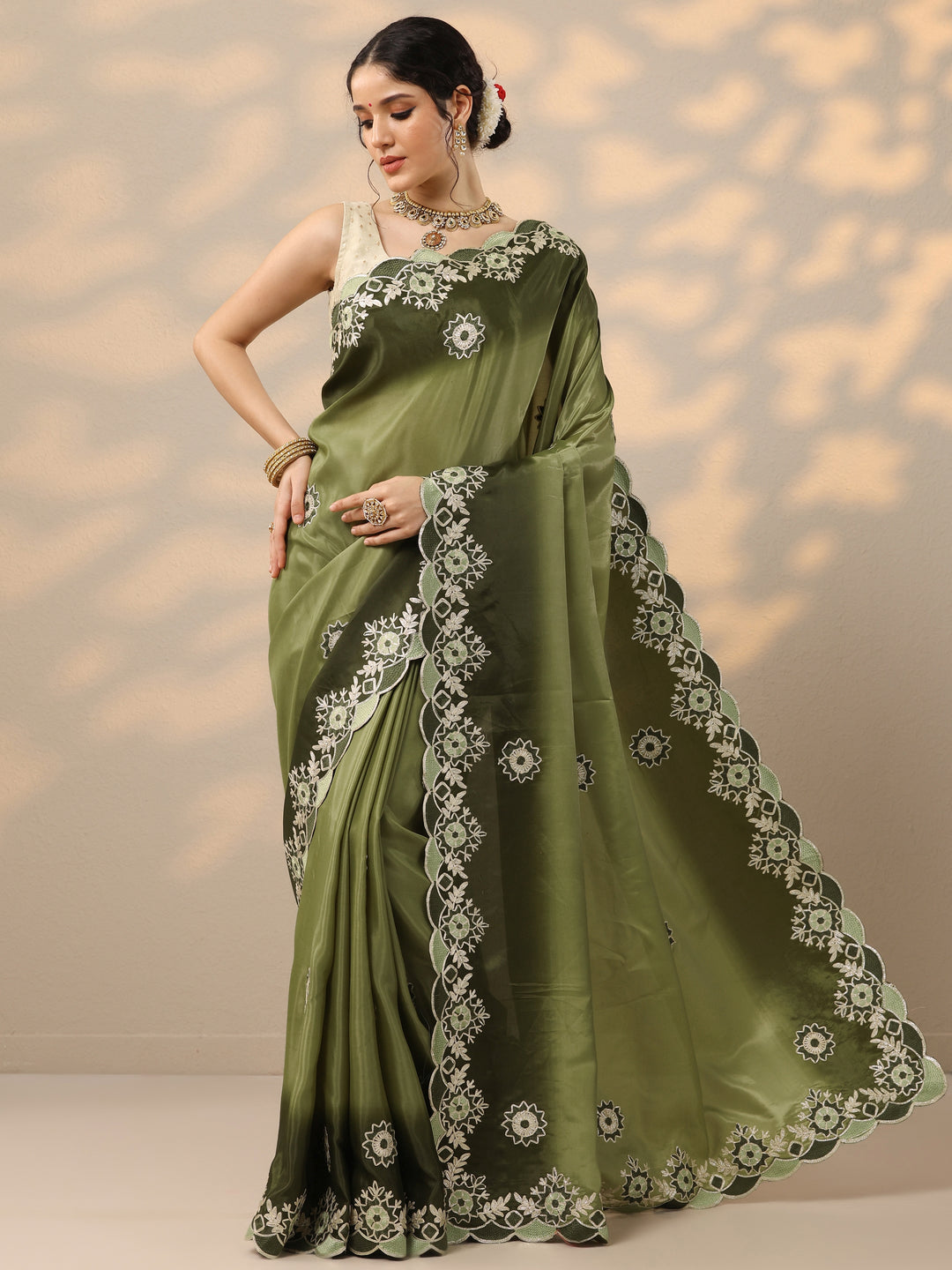 Green Embroidered Silk Blend Saree With Unstitched Blouse Piece