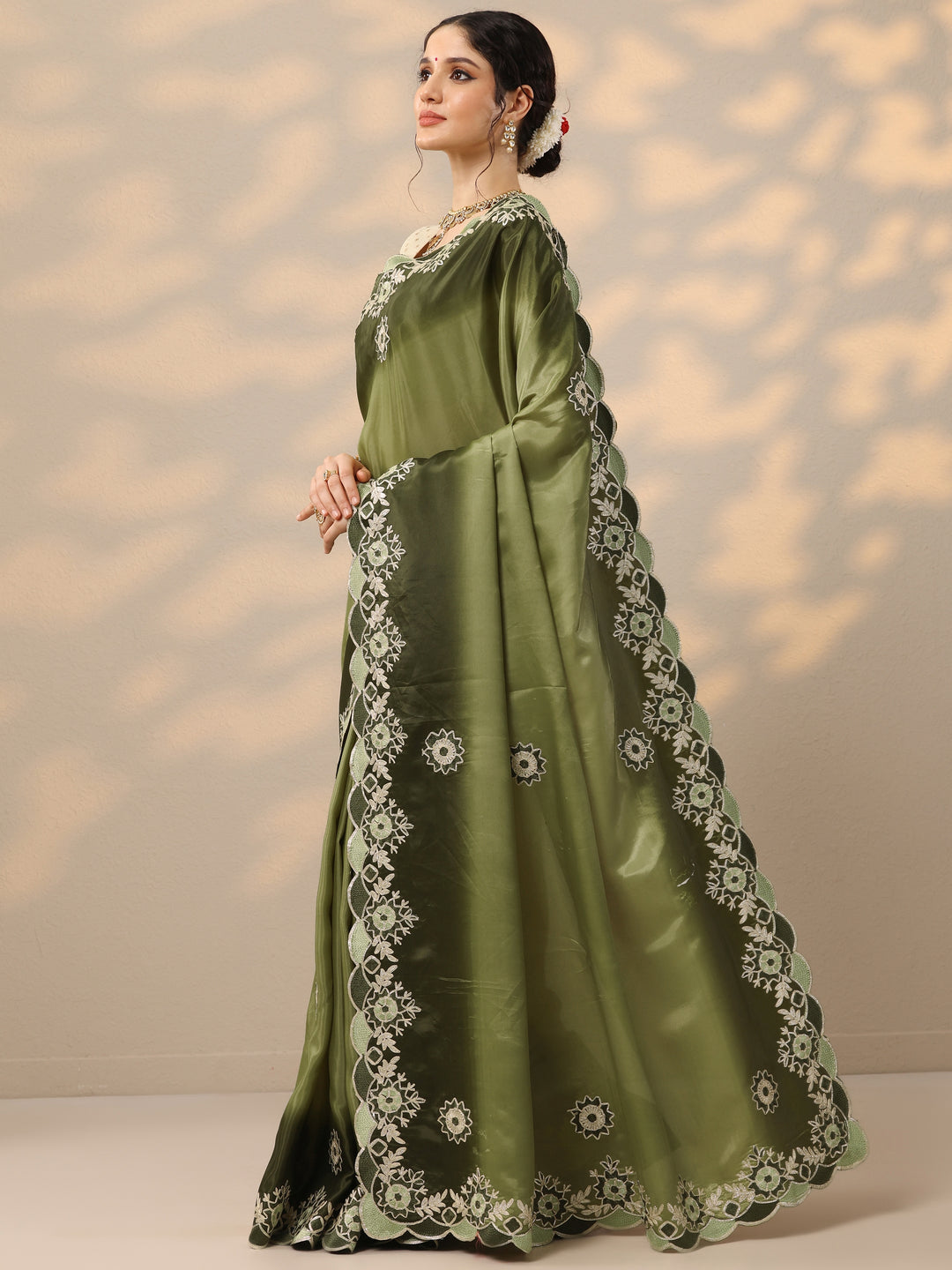 Green Embroidered Silk Blend Saree With Unstitched Blouse Piece