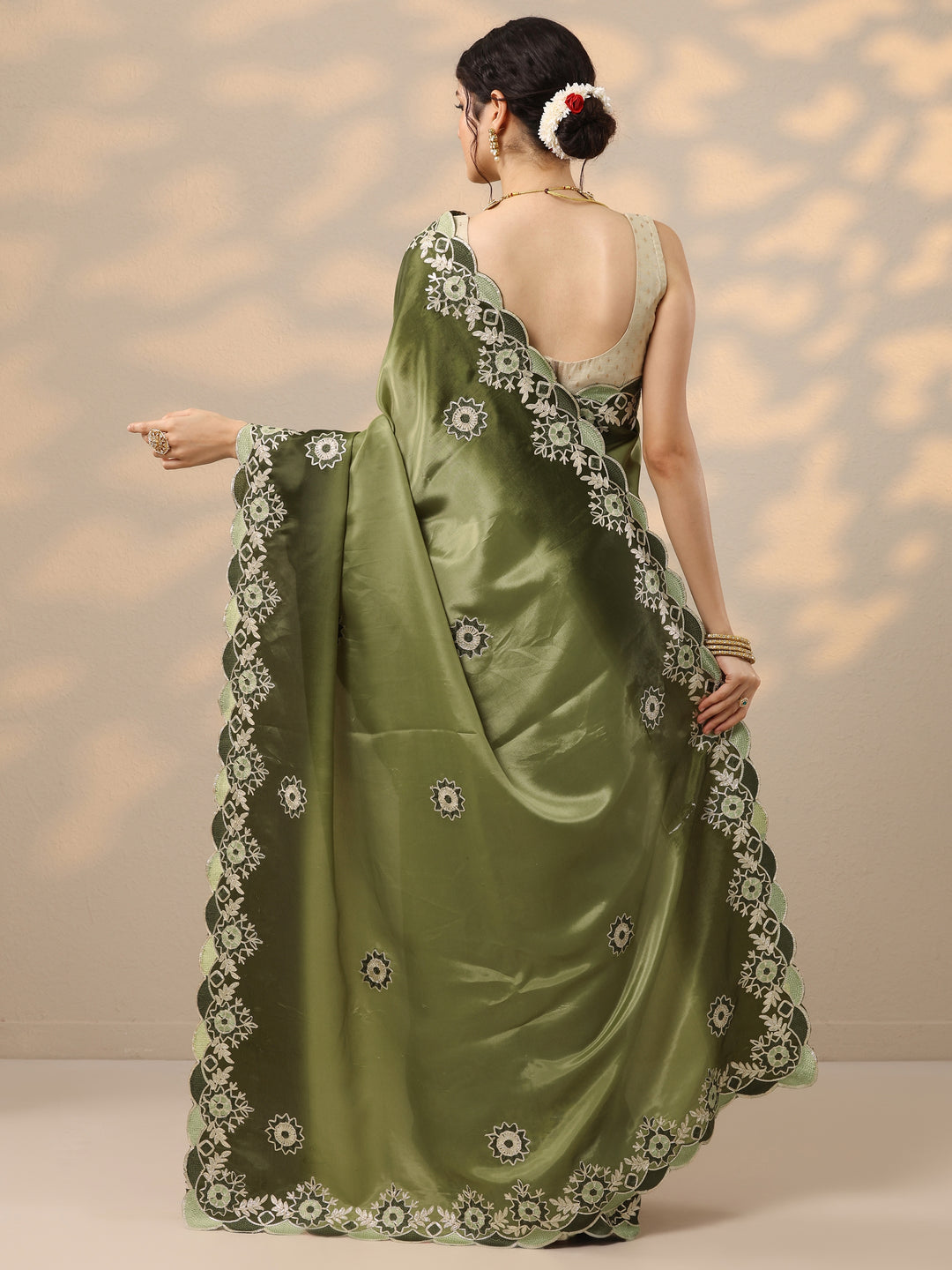 Green Embroidered Silk Blend Saree With Unstitched Blouse Piece