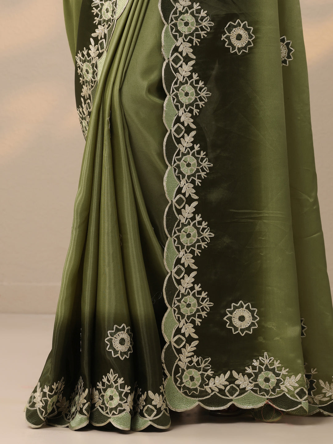 Green Embroidered Silk Blend Saree With Unstitched Blouse Piece