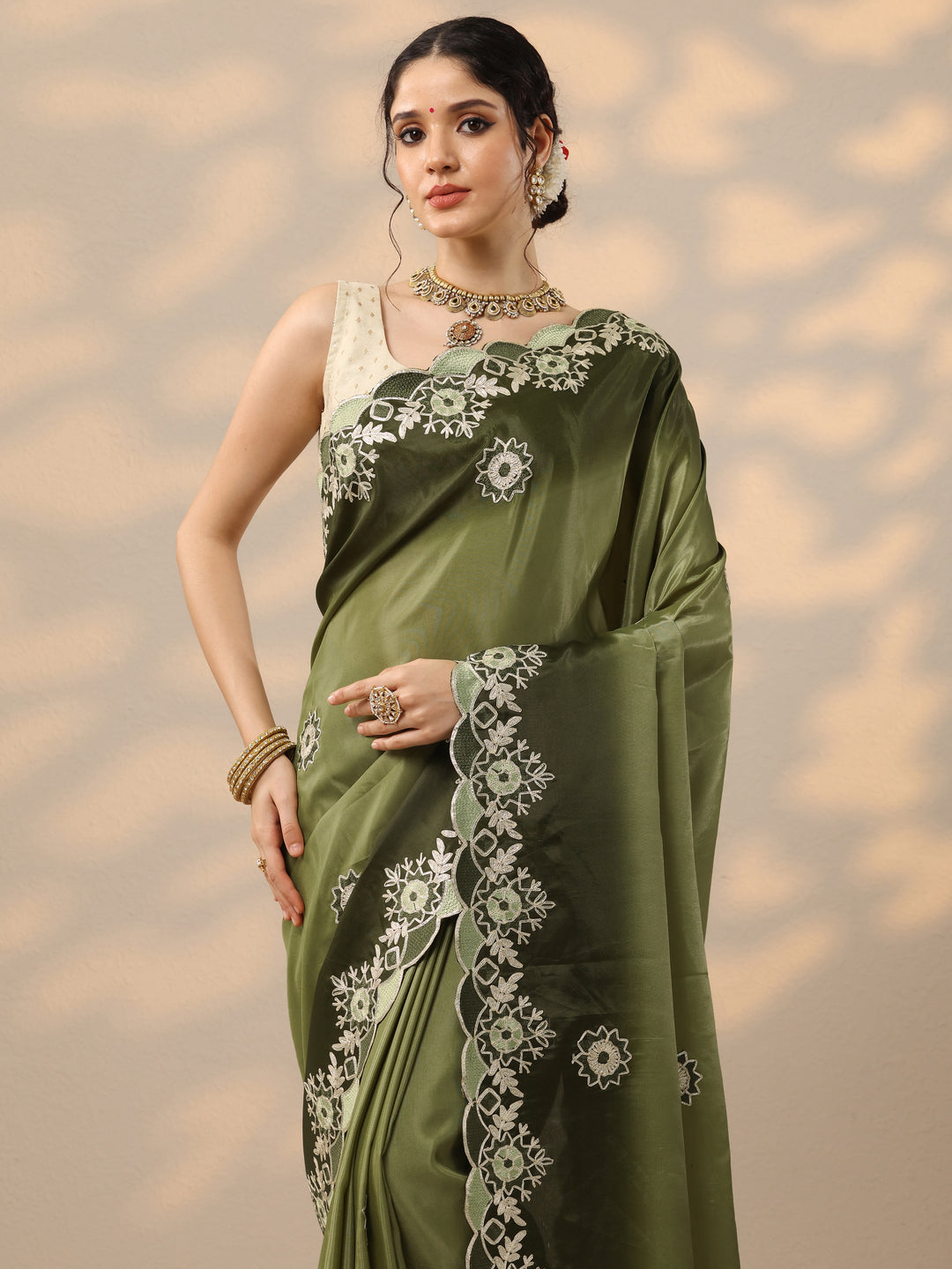 Green Embroidered Silk Blend Saree With Unstitched Blouse Piece