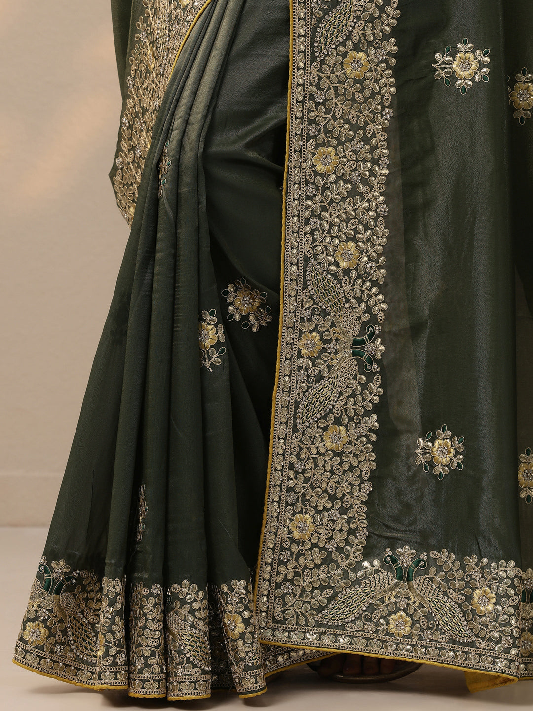 Green Embroidered Silk Blend Saree With Unstitched Blouse Piece