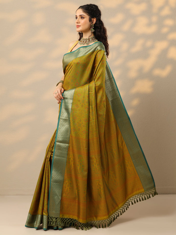 Green Woven Design Kanjeevaram Silk Blend Saree With Unstitched Blouse Piece