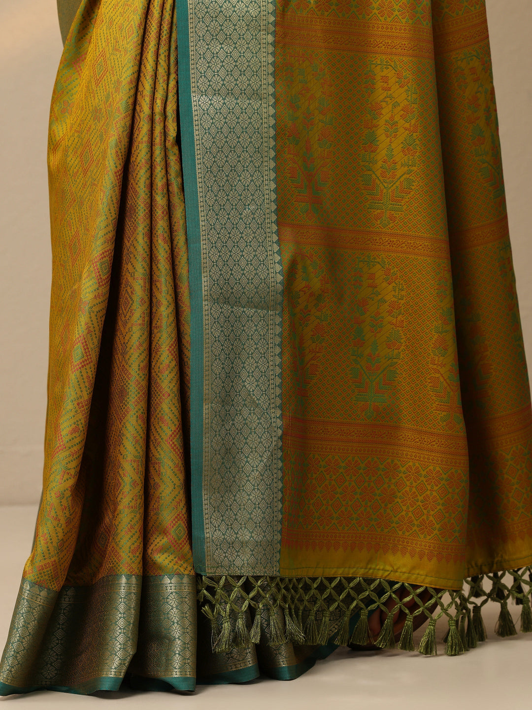 Green Woven Design Kanjeevaram Silk Blend Saree With Unstitched Blouse Piece