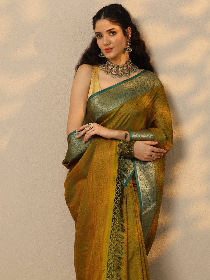 Green Woven Design Kanjeevaram Silk Blend Saree With Unstitched Blouse Piece