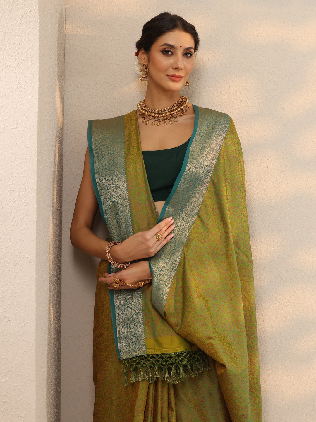 Green Woven Design Banarasi Silk Blend Saree With Unstitched Blouse Piece