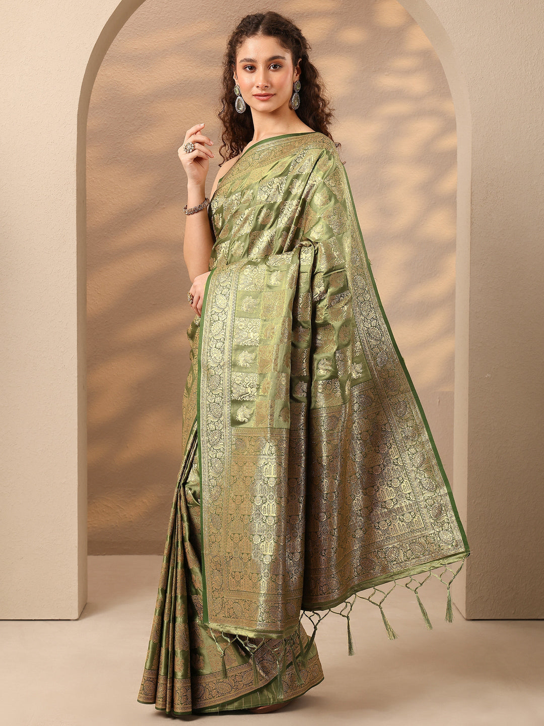 Green Embellished Silk Blend Saree With Unstitched Blouse Piece