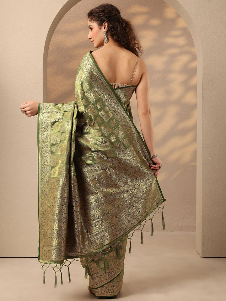 Green Embellished Silk Blend Saree With Unstitched Blouse Piece