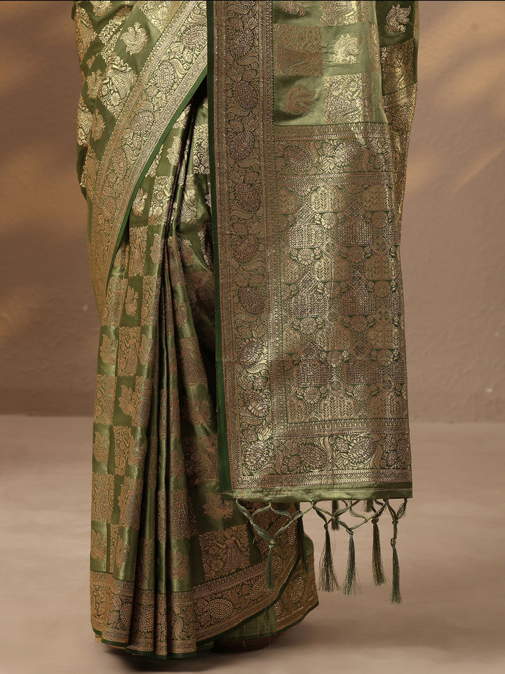 Green Embellished Silk Blend Saree With Unstitched Blouse Piece