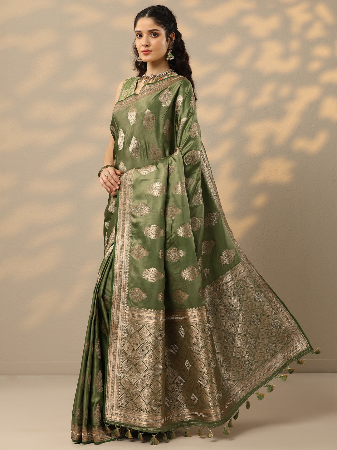 Green Woven Design Banarasi Silk Blend Saree With Unstitched Blouse Piece