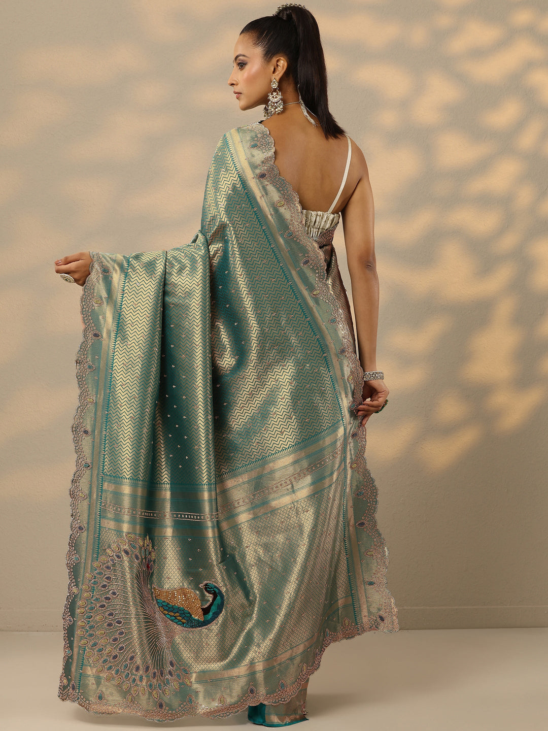 Green Embellished Silk Blend Saree With Unstitched Blouse Piece