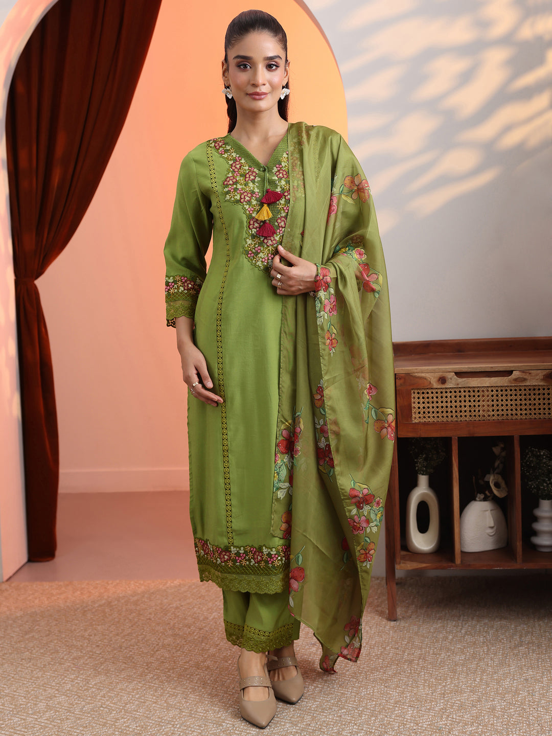 Green Embroidered Silk Blend Straight Suit Set With Dupatta