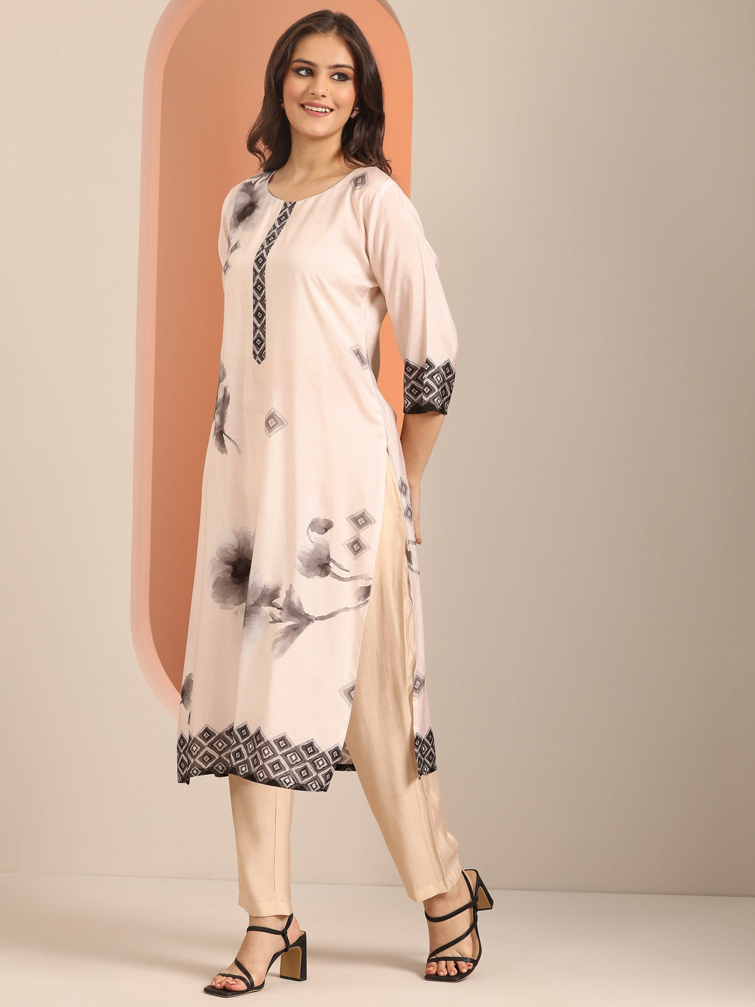 Off white Geometric Printed Muslin Straight Suit Set With Dupatta