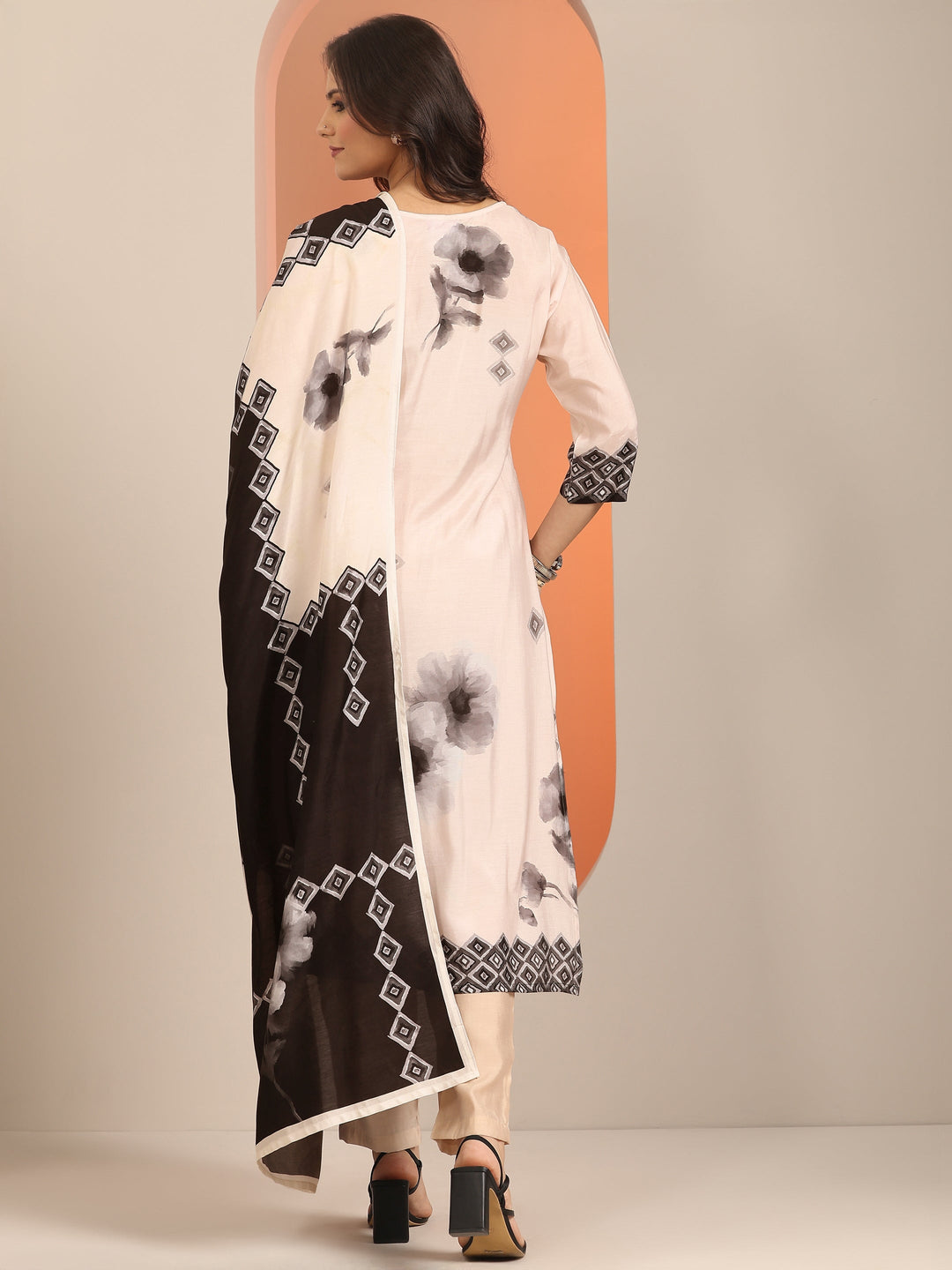 Off white Geometric Printed Muslin Straight Suit Set With Dupatta
