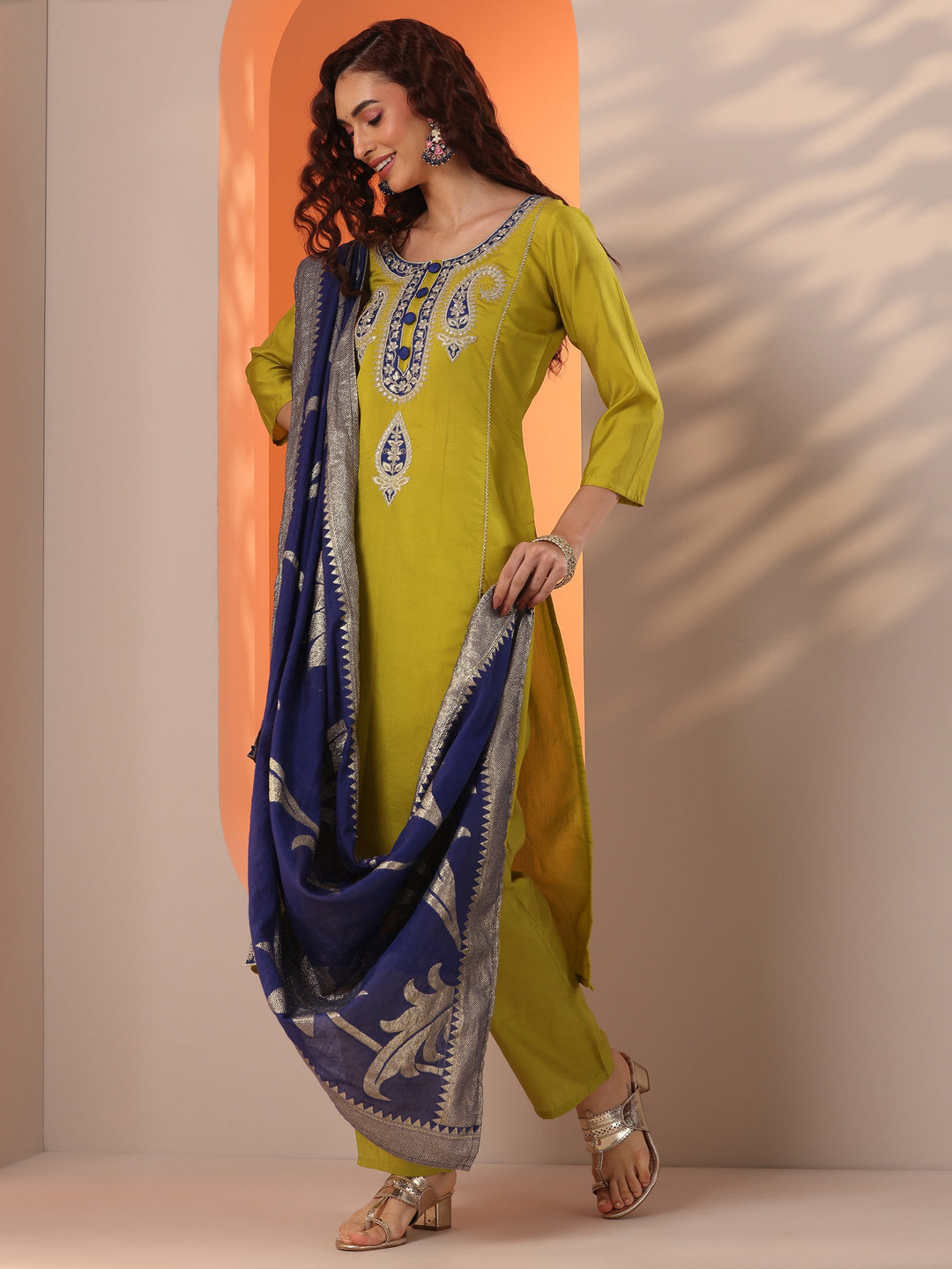 Green Embroidered Silk Blend Straight Suit Set With Dupatta