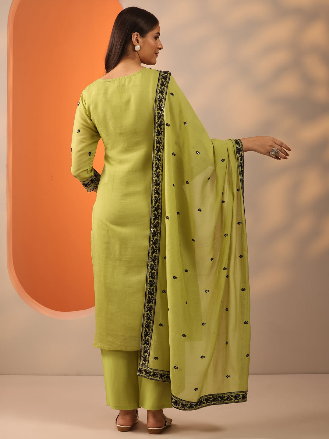 Green Embroidered Silk Blend Straight Suit Set With Dupatta