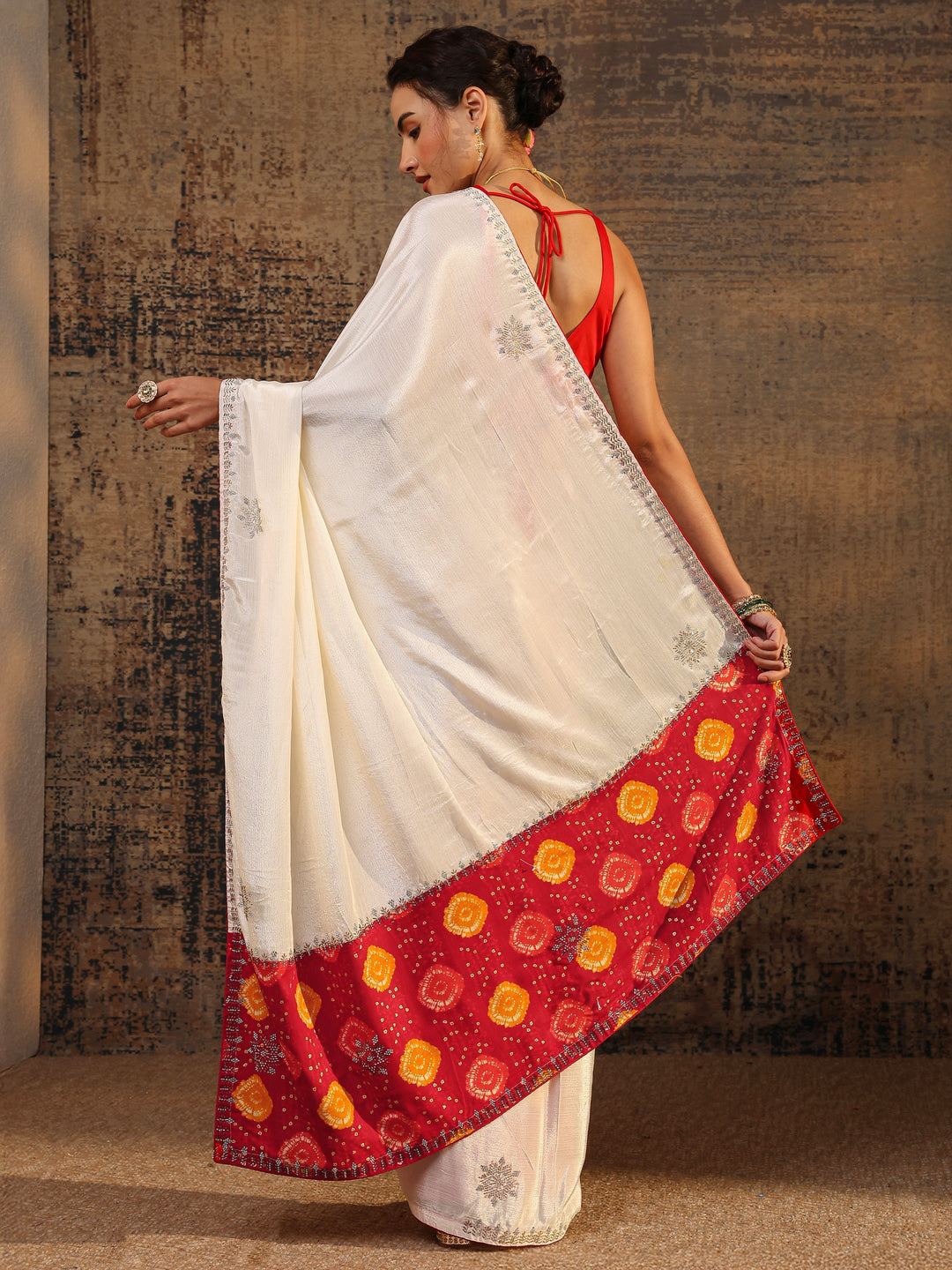 Cream Embellished Silk Blend Saree With Unstitched Blouse Piece