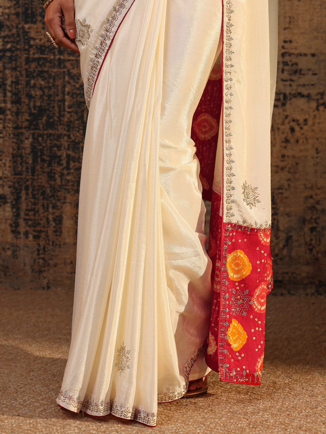 Cream Embellished Silk Blend Saree With Unstitched Blouse Piece