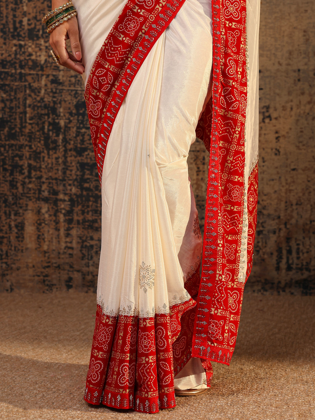 Cream Bandhani Embellished Silk Blend Saree With Unstitched Blouse Piece