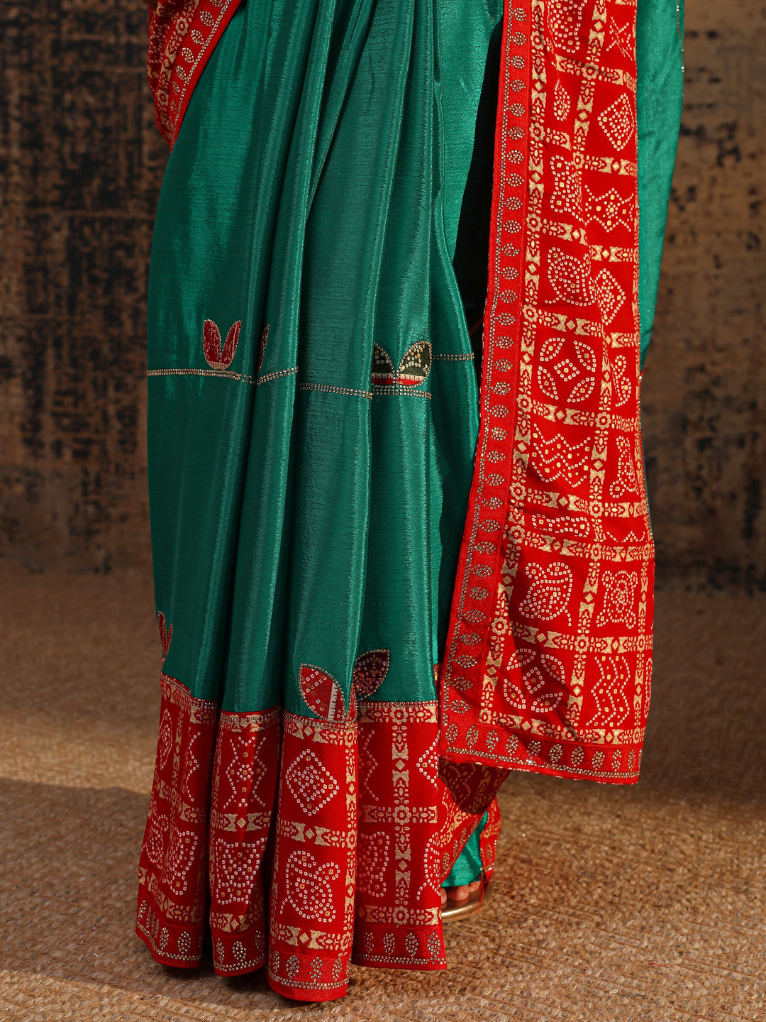 Green Bandhani Embellished Silk Blend Saree With Unstitched Blouse Piece
