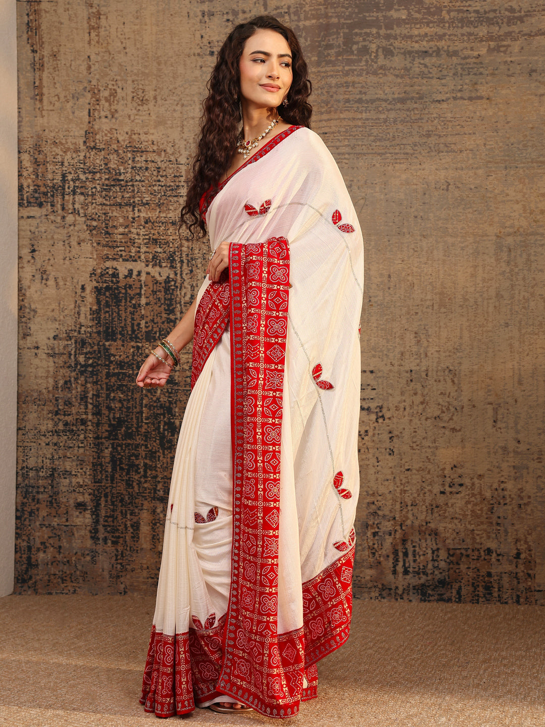 Cream Bandhani Embellished Silk Blend Saree With Unstitched Blouse Piece