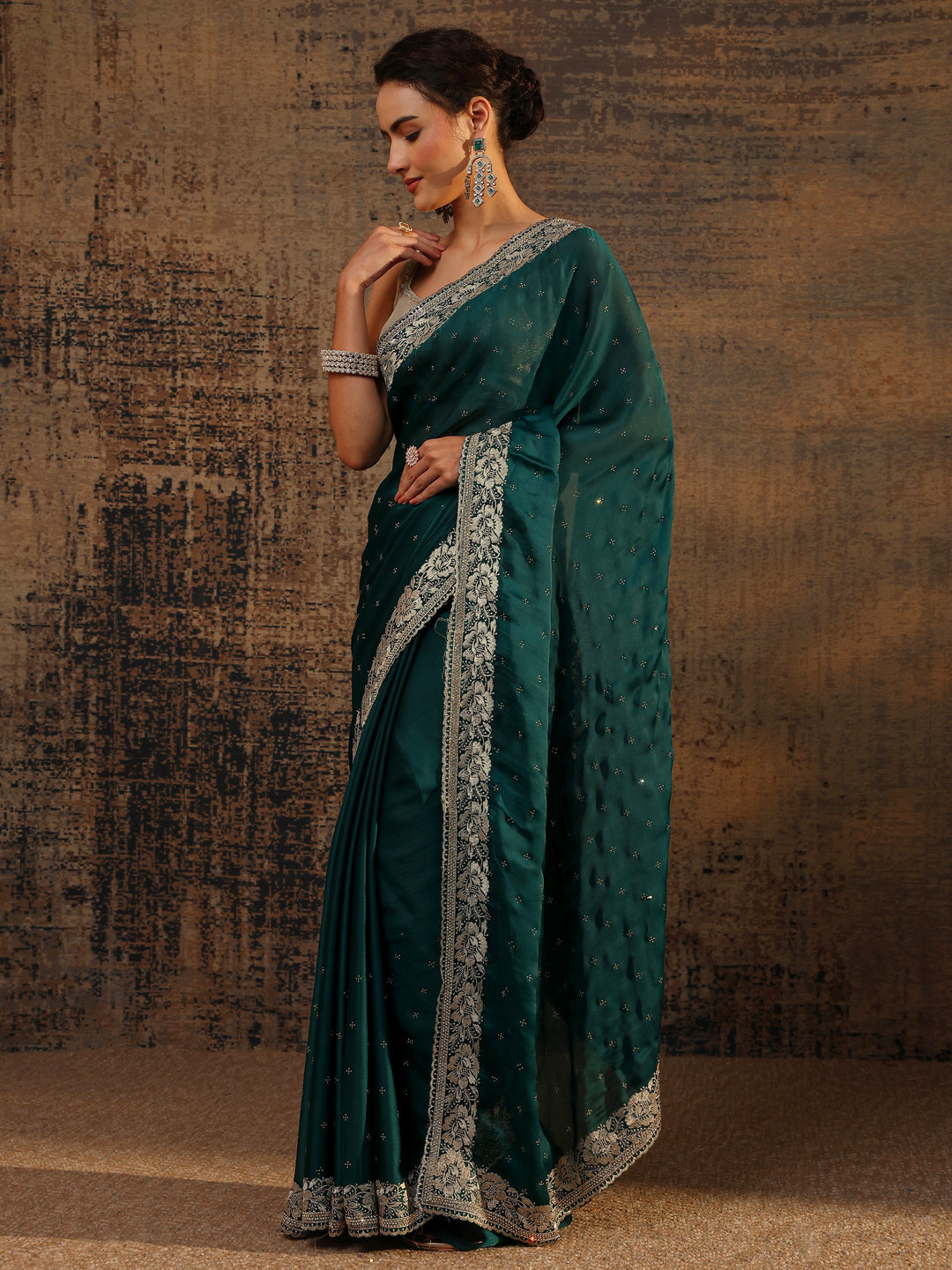 Green Embellished Silk Blend Saree With Unstitched Blouse Piece