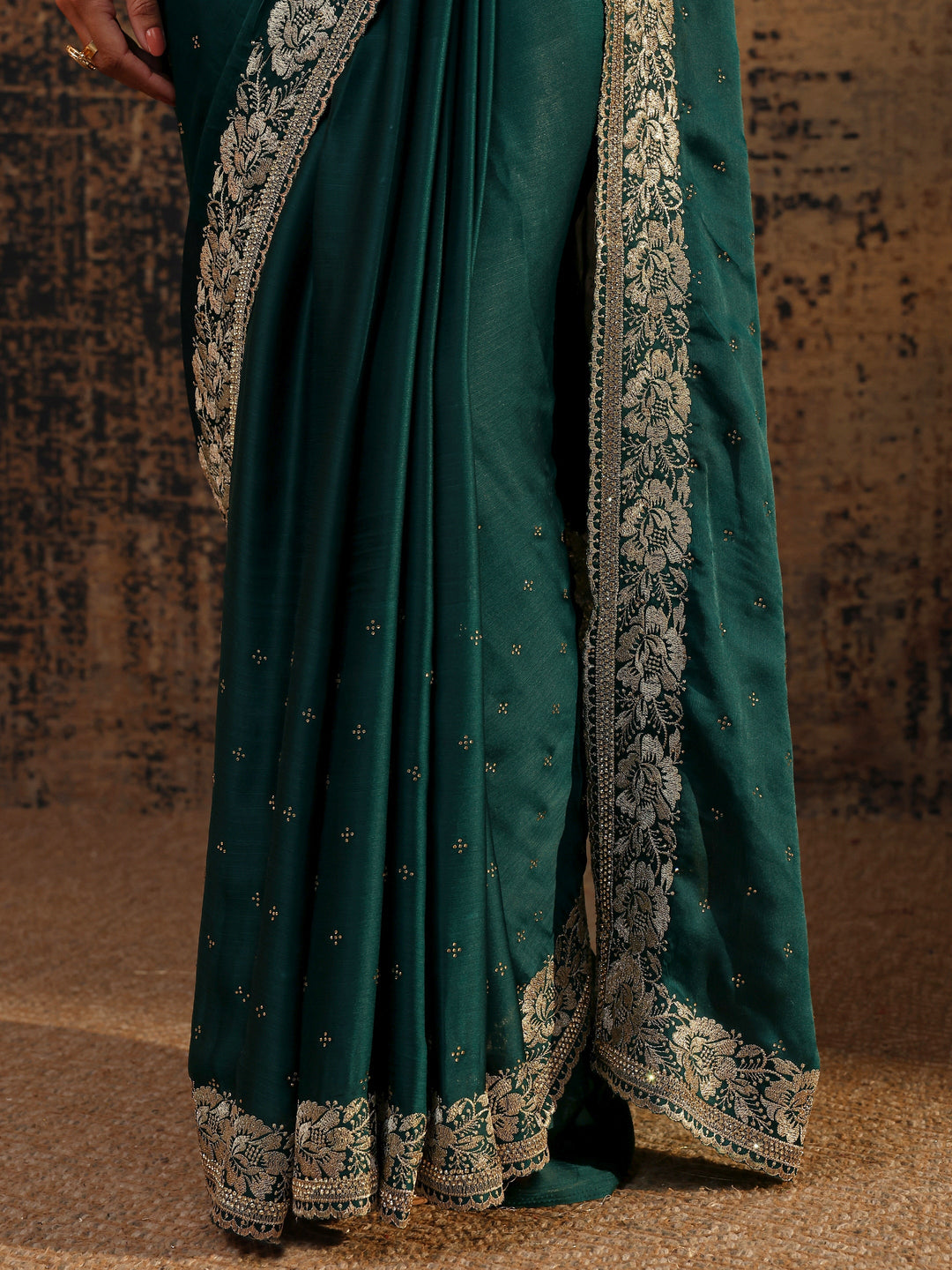 Green Embellished Silk Blend Saree With Unstitched Blouse Piece