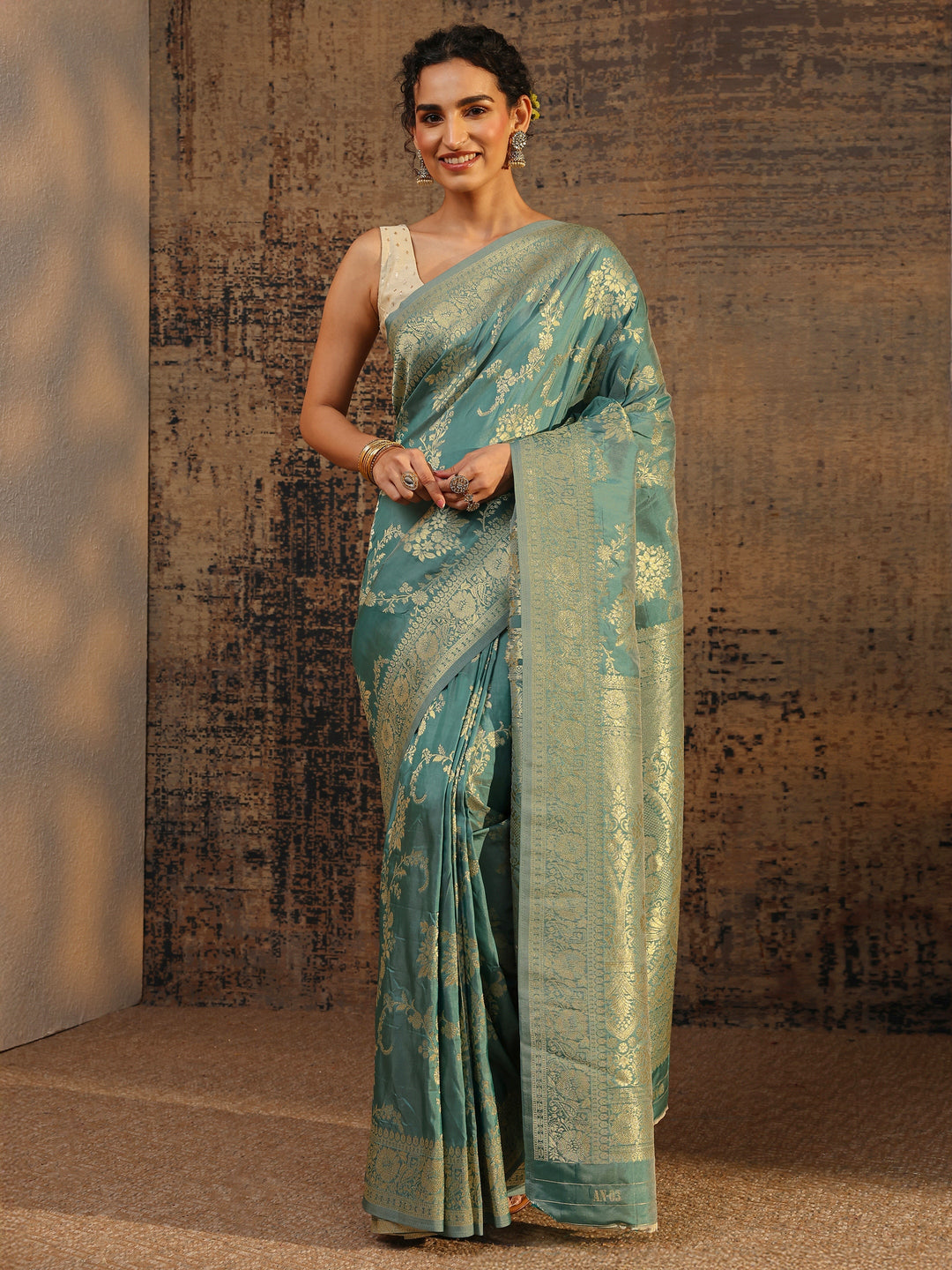 Green Floral Woven Design Silk Blend Saree With Unstitched Blouse Piece