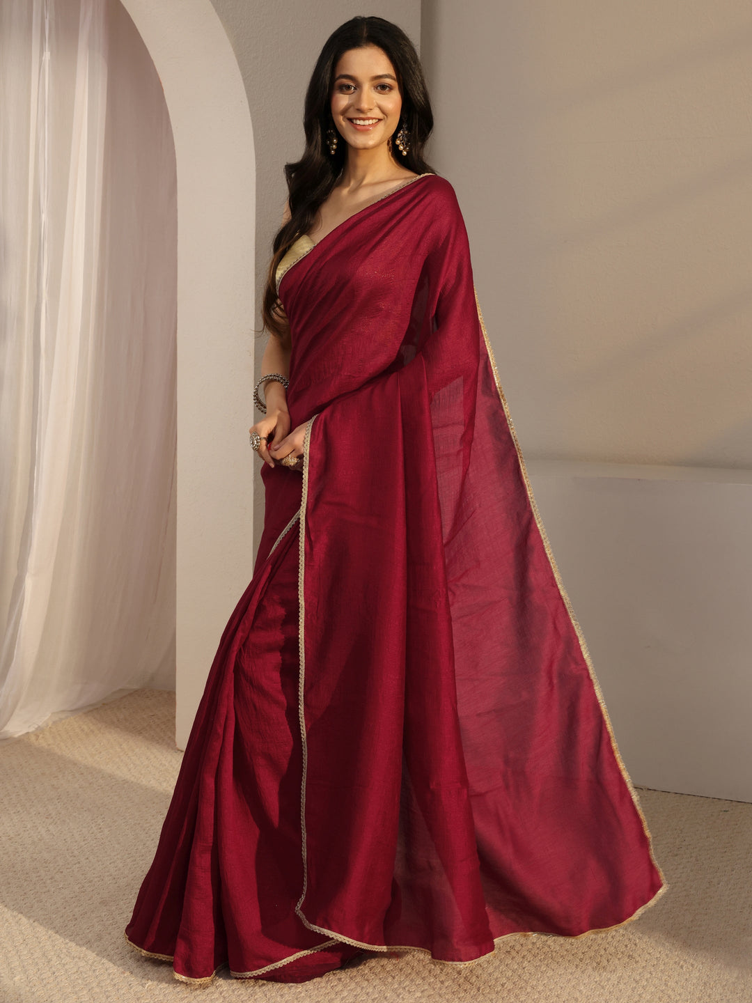 Red Solid Silk Blend Saree With Unstiched Blouse Piece