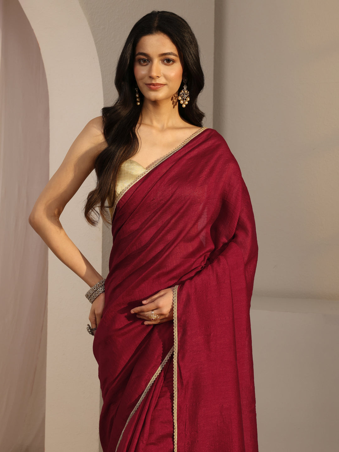 Red Solid Silk Blend Saree With Unstiched Blouse Piece