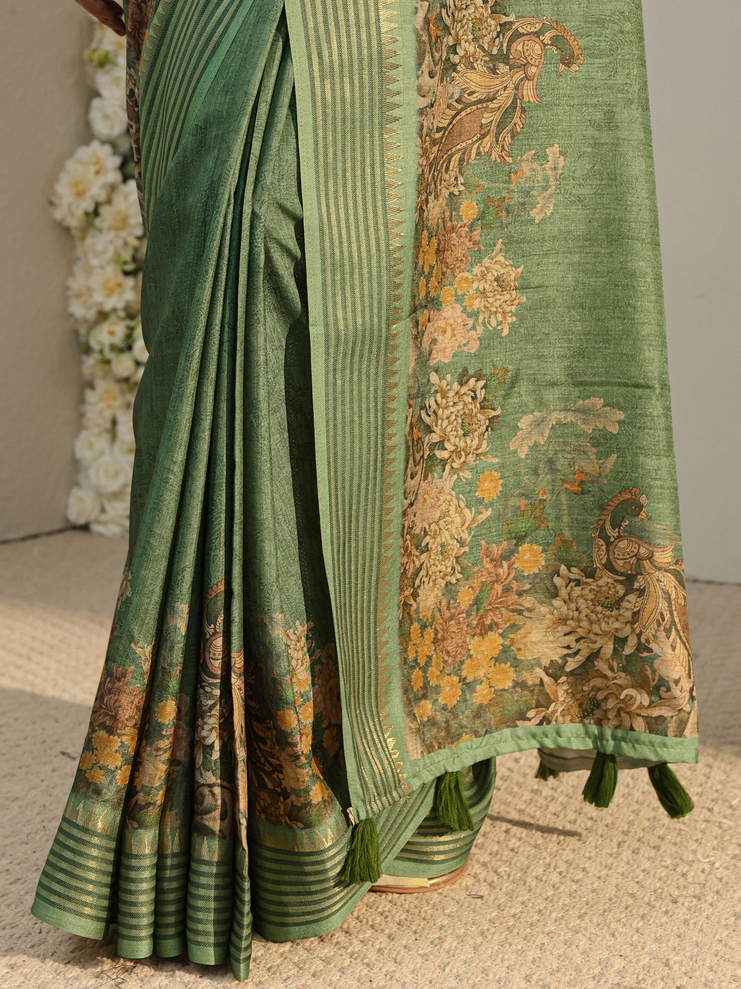 Green Floral Silk Blend Saree With Unstitched Blouse Piece