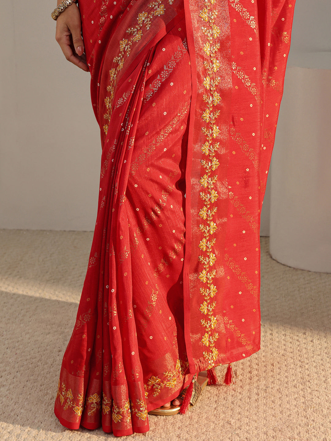 Red Floral Printed Silk Blend Saree With Unstitched Blouse Piece