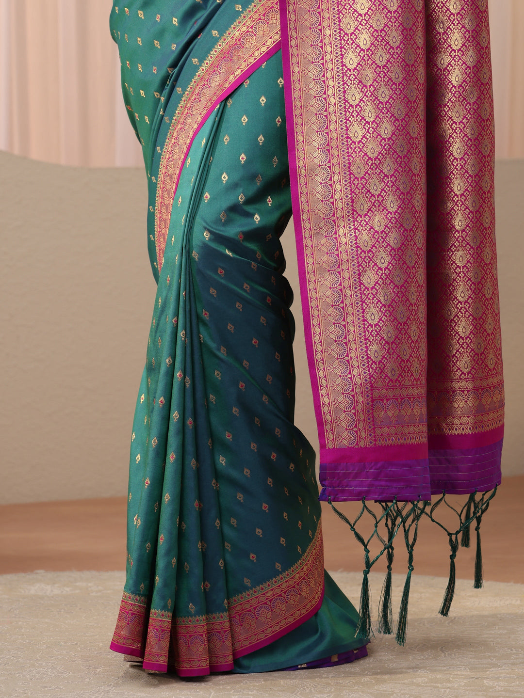 Green Ethnic Motif Self Design Silk Blend Saree