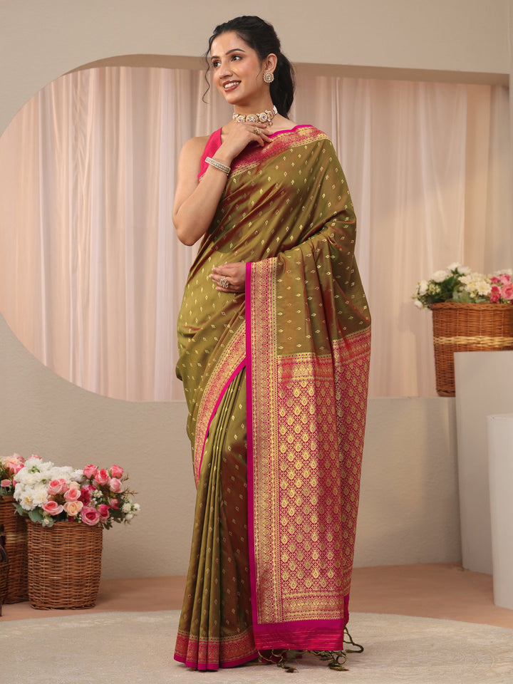 Green Ethnic Motif Self Design Silk Blend Saree