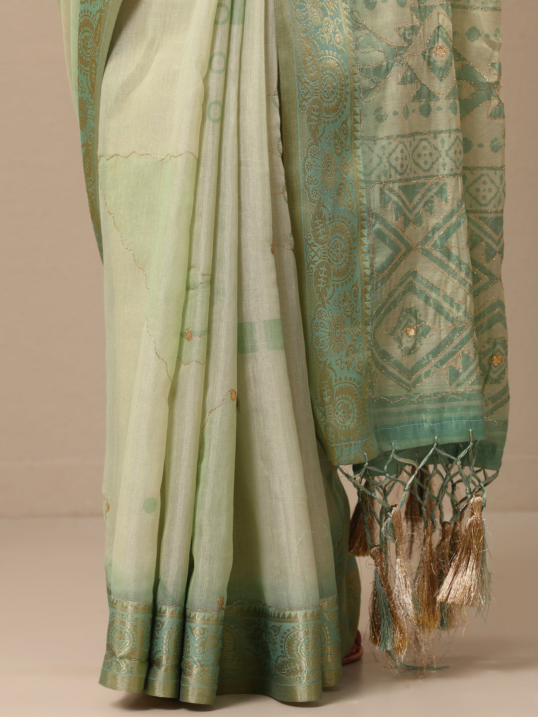 Green Woven Design Silk blend Saree With Unstitched Blouse Piece