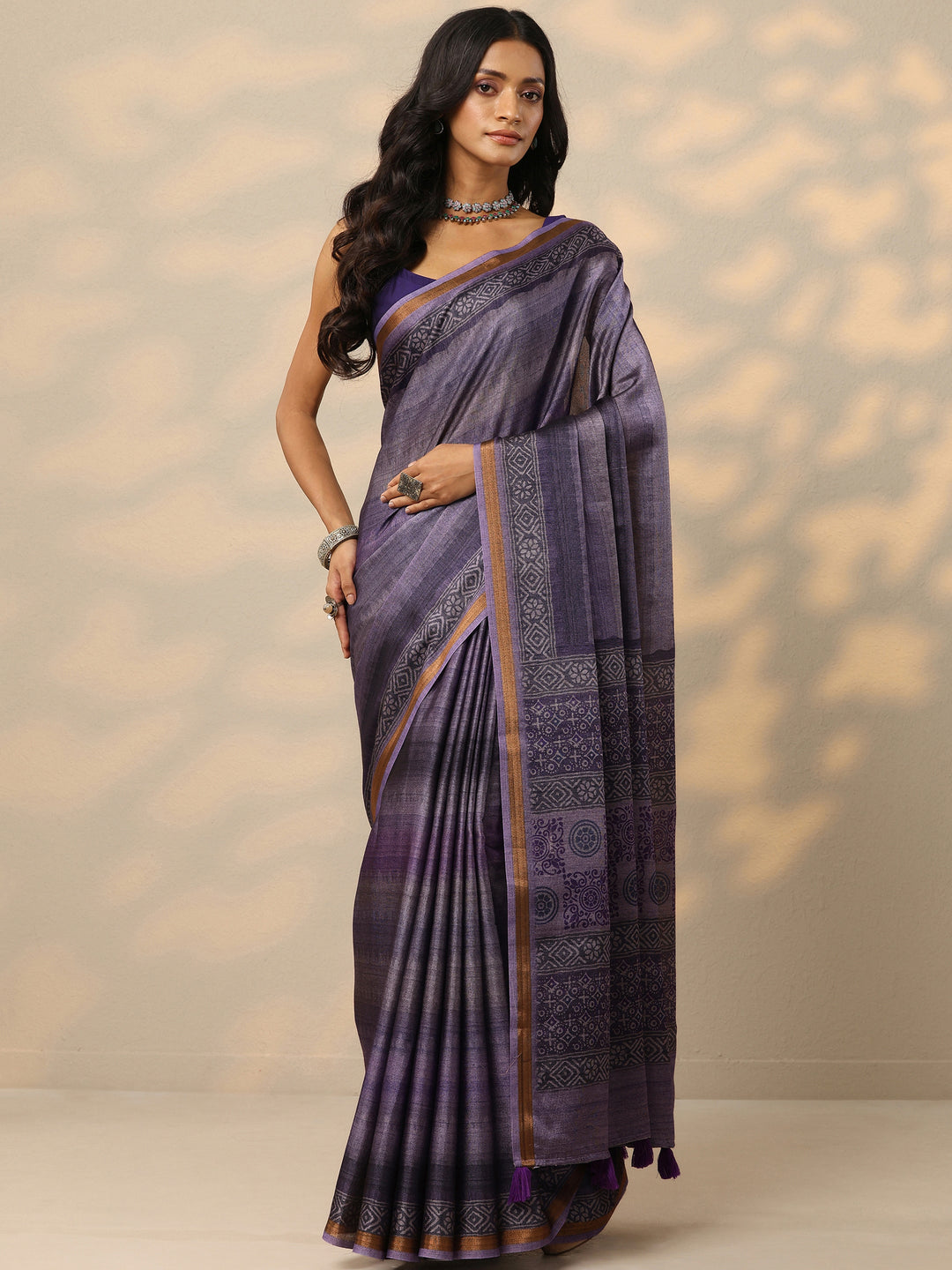 Purple Printed Silk Blend Saree With Unstitched Blouse Piece