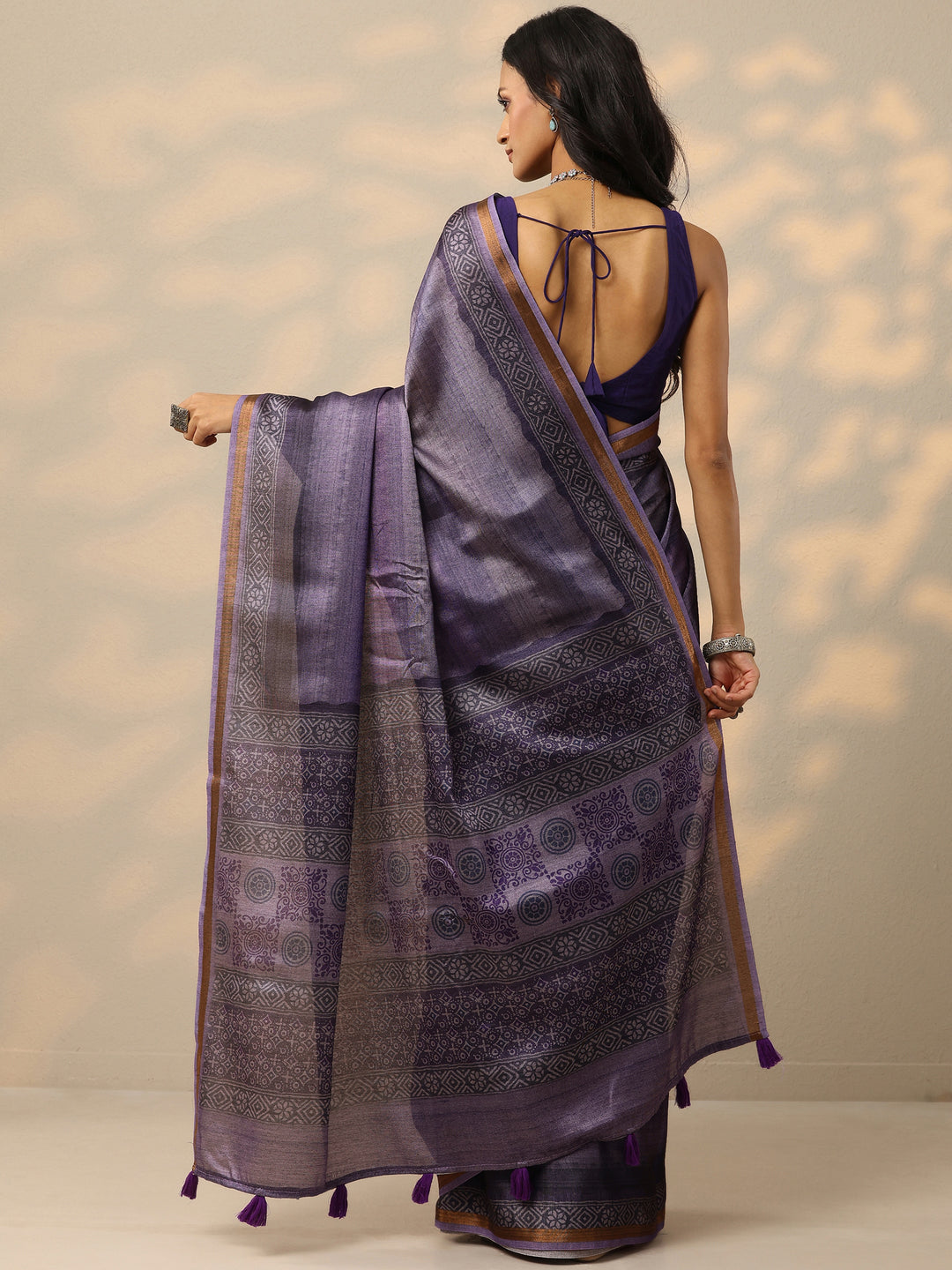 Purple Printed Silk Blend Saree With Unstitched Blouse Piece