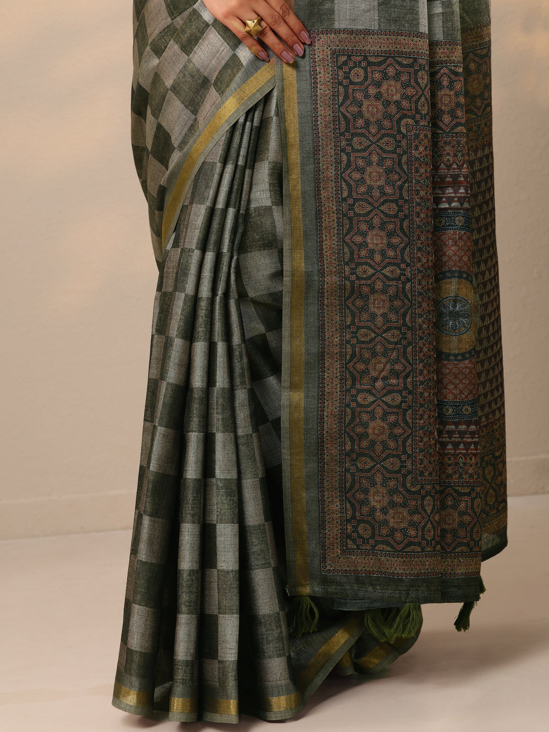 Green Printed Cotton Blend Saree With Unstitched Blouse Piece