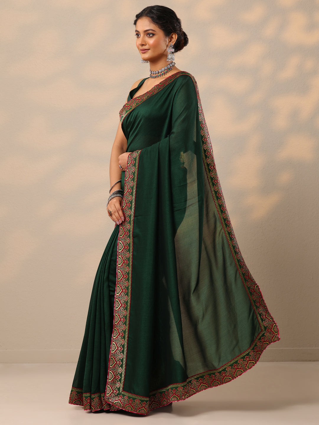 Green Solid Silk Blend Saree With Unstitched Blouse Piece