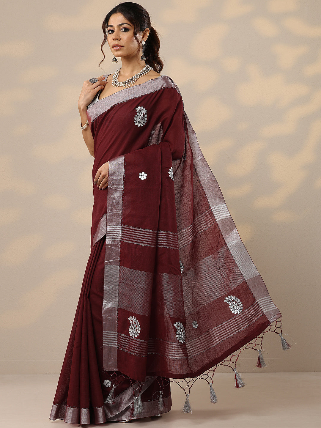 Red Embroidered Cotton Blend Sarees With Unstitched Blouse Piece
